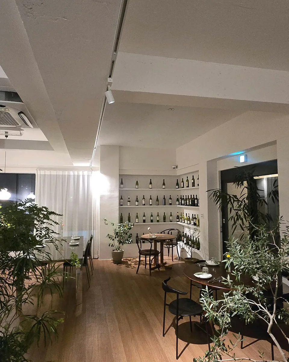 강남 직장인 클래스 공간, 여러 테이블이 보이는 복도 시야