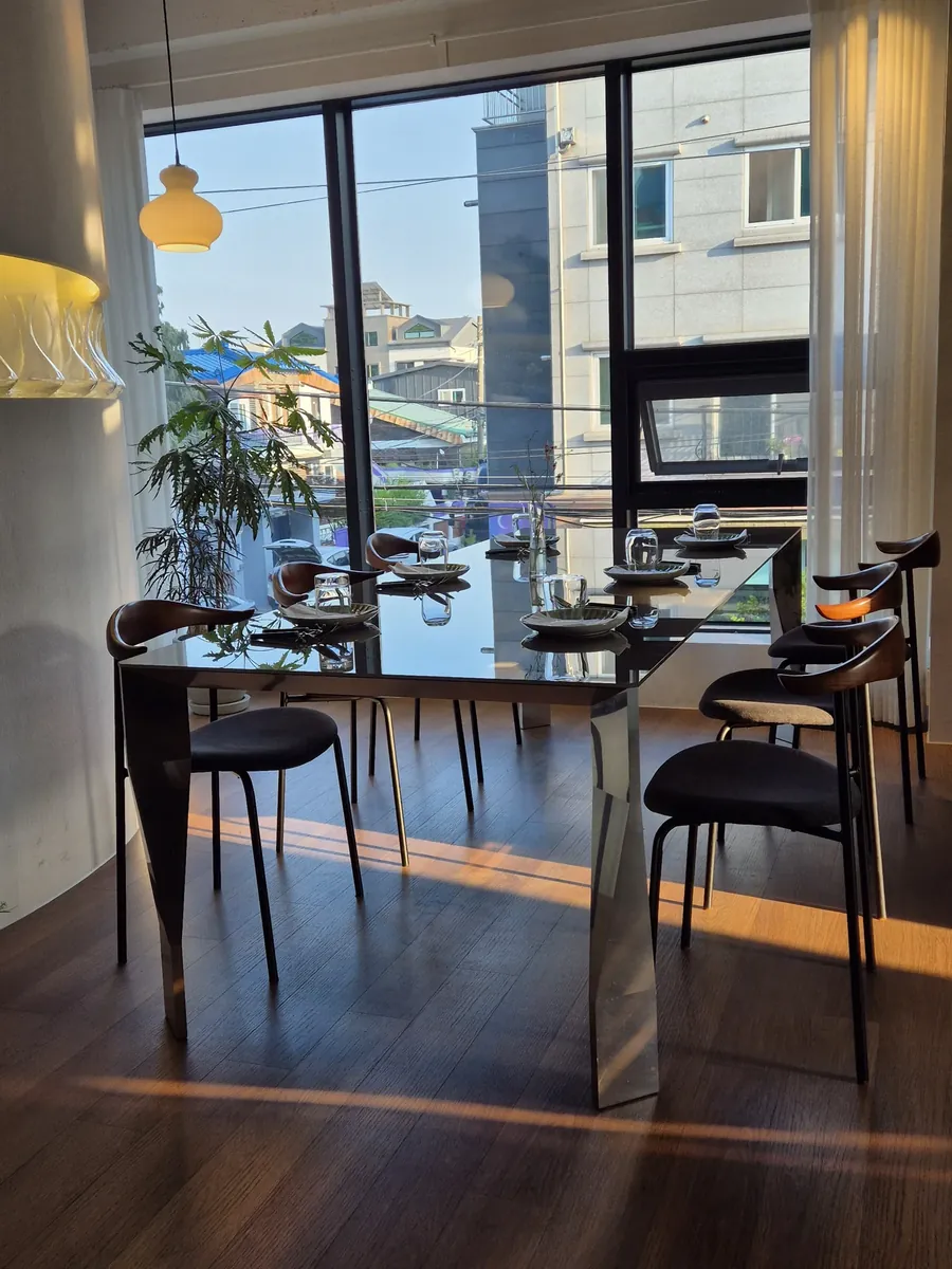 강남 프리랜서 클래스 공간, 창밖으로 인근 건물이 보이는 낮 시간대 좌석