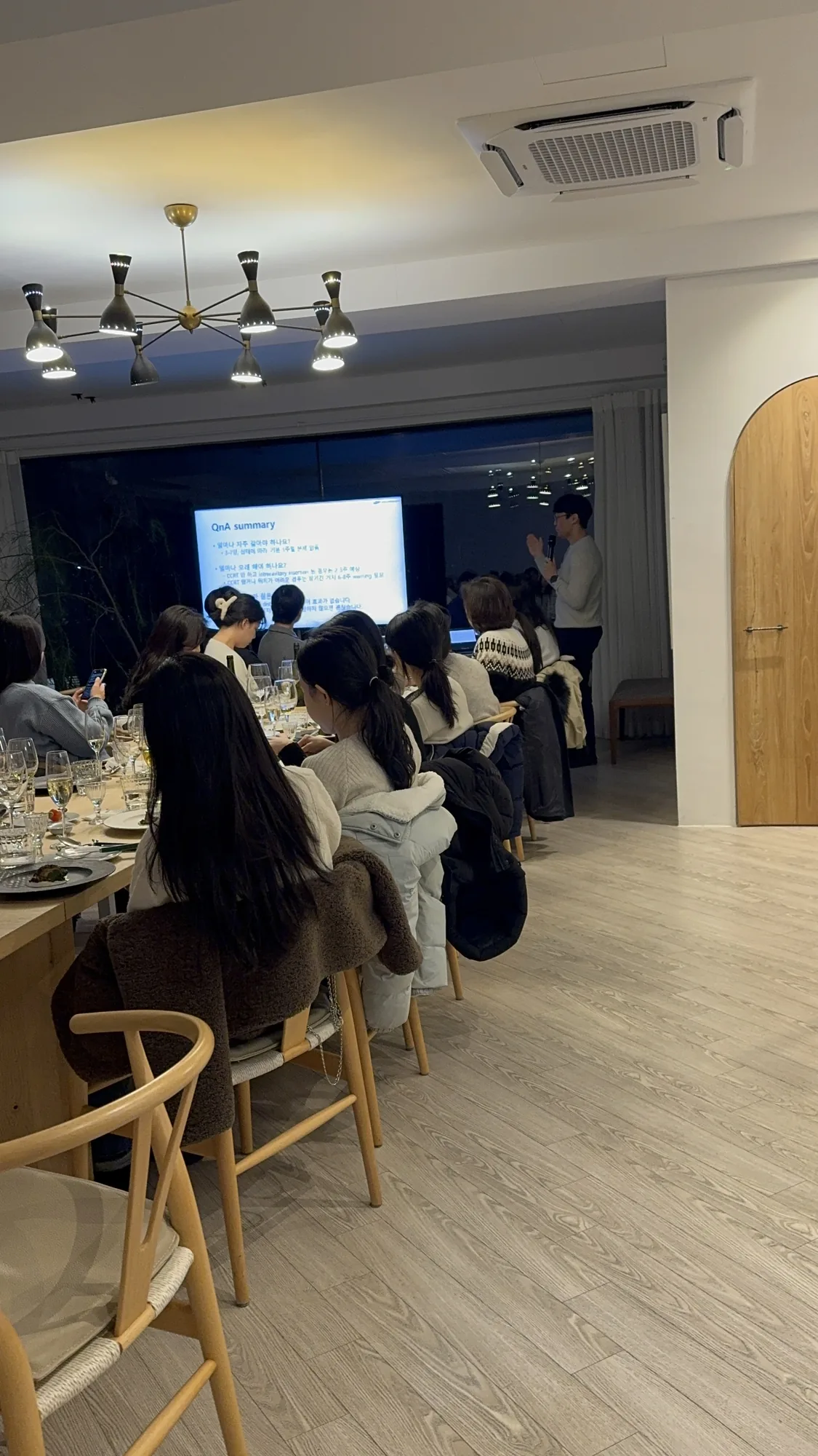 강남 마케터 클래스, 스크린 발표 자료를 보며 강의를 듣는 참가자들